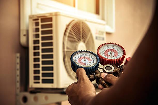 Professional Hvac technician working in Hartford City, IN